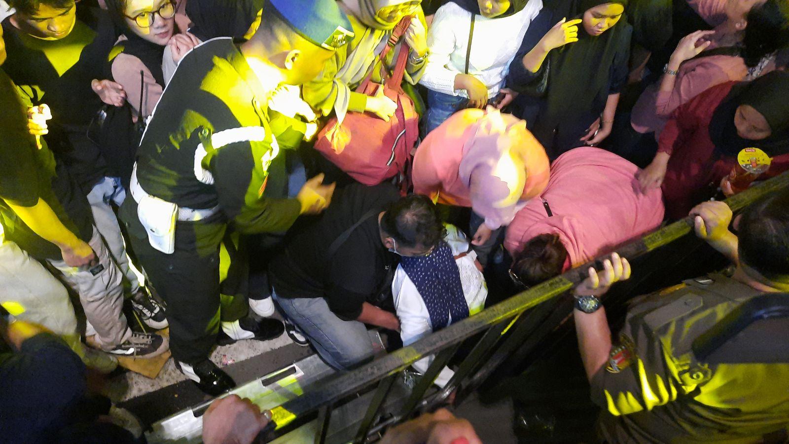 Penonton SNC 2025 Berdesak-desakan, Jalan Pemuda Sesak Membuat Sejumlah Orang Pingsan 