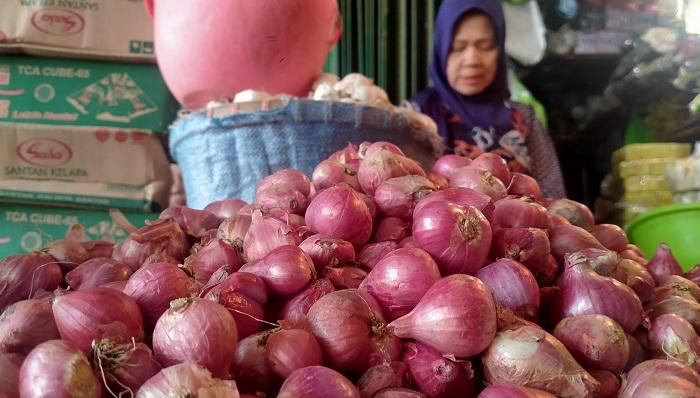 Pedagang-bawang-merah-di-Pasar-Johar-relokasi-Semarang-belum-lama-ini-menunggu-pembeli.jpg