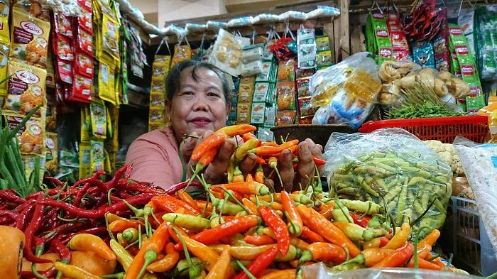 Pedagang-cabai-di-Pasar-Sampangan-Kota-Semarang-menunjukkan-cabai-rawit-merah.jpg