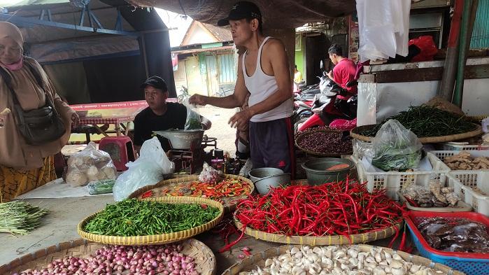 Pedagang-cabai-di-Pasar-Wage-Purwokerto-melayani-pembeli-Rabu-862022.jpg