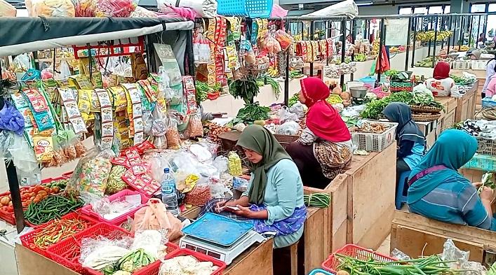 Pedagang-di-Pasar-Banyumas-menunggu-pembeli-Senin-592022.jpg