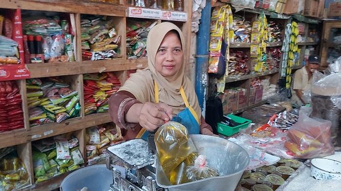 Pedagang-di-Pasar-Langon-Kota-Tegal-menimbang-minyak-goreng-curah-Senin-3052022.jpg