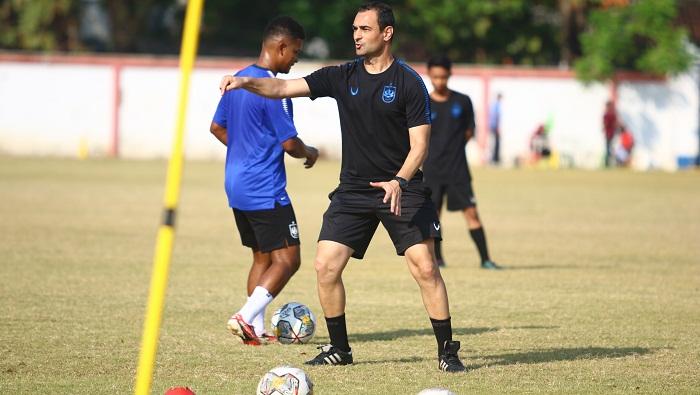 Pelatih-PSIS-Semarang-Gilbert-Agius-saat-memimpin-latihan-Selasa-3052023.jpg