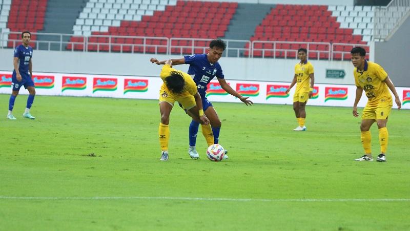 Pemain-PSIS-Semarang-Riyan-Ardiansyah-berebut-bola-dengan-pemain-persik-jumat-1142025.jpg