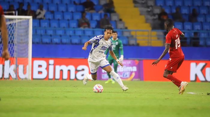 Pemain-PSIS-Semarang-Riyan-Ardiansyah-dibayangi-pemain-PSM-Makassar.jpg