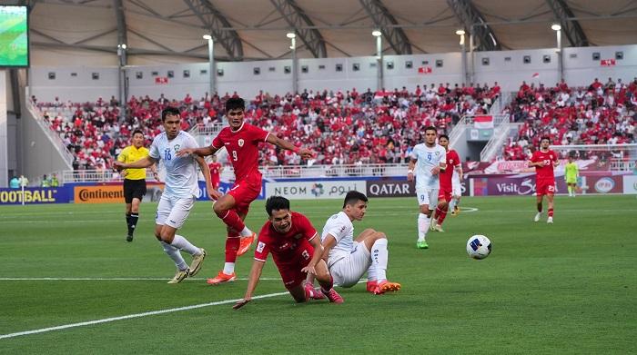 Pemain-Timnas-Indonesia-U-23-berebut-bola-dengan-pemain-Uzbekistan-di-piala-asia-u-23.jpg