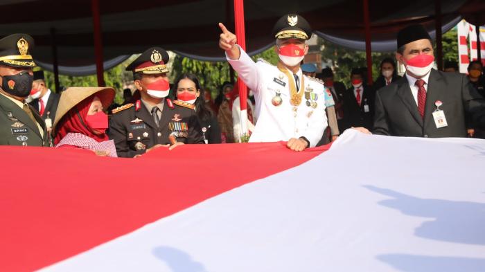 Gubernur Ganjar Apresiasi Buruh Migran yang Serahkan Bendera Merah Putih Ukuran Besar
