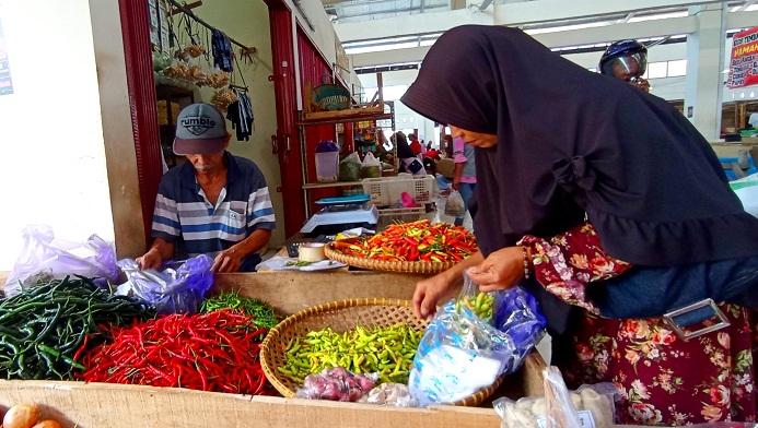 Pembeli-memilih-cabai-di-lapak-pedagang-di-Pasar-Tambak-Banyumas-Selasa-1392022.jpg