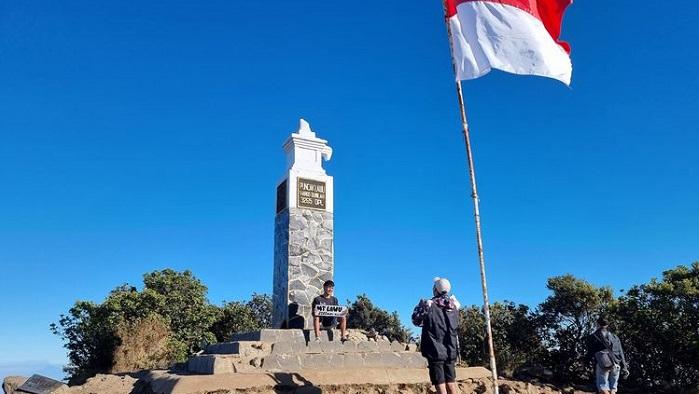 Pendaki-berfoto-di-Puncak-Gunung-Lawu-Hargo-Dumilah.jpg