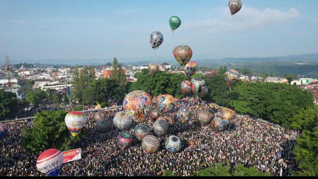 Penerbangan-balon-udara-alun-alun-wonosobo.jpg