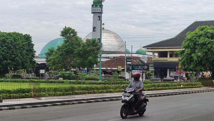 Pengendara-melintas-di-dekat-Masjid-Baitussalam-Purwokerto-Senin-2832022.jpg