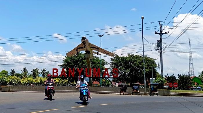 Pengendara-motor-melintas-di-depan-monumen-pesawat-terbang-di-Alun-alun-Banyumas-Senin-442022.jpg