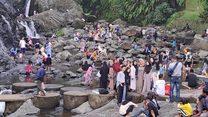 Pengunjung-memadati-tempat-wisata-Baturraden-Kabupaten-Banyumas-saat-libur-Lebaran-2024.jpg
