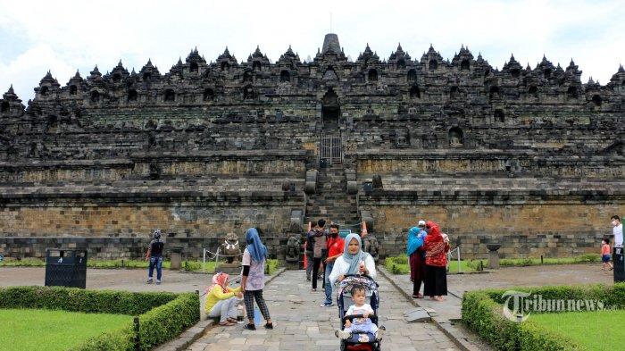 Pengunjung-menikmati-Candi-Borobudur-di-area-pelataran-Sabtu-1332021.jpg