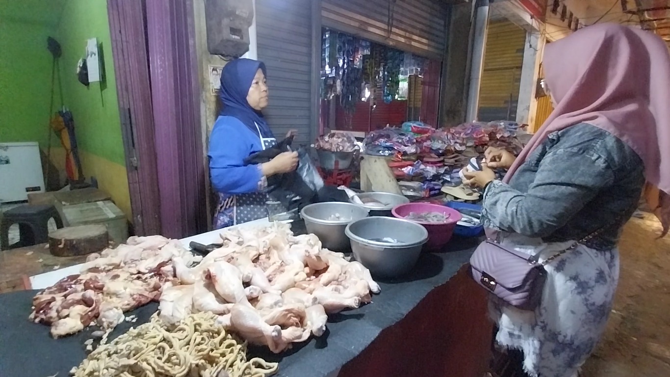 Harga Ayam di Banyumas Rp 50 Ribu Sekilo, Rinah Memilih Beli Tulang