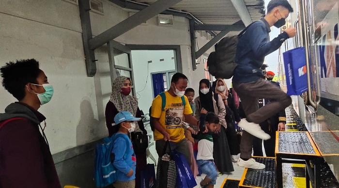 Penumpang-antre-masuk-ke-kereta-api-Joglosemarkerto-di-Stasiun-Gumilar-Jumat-142022.jpg