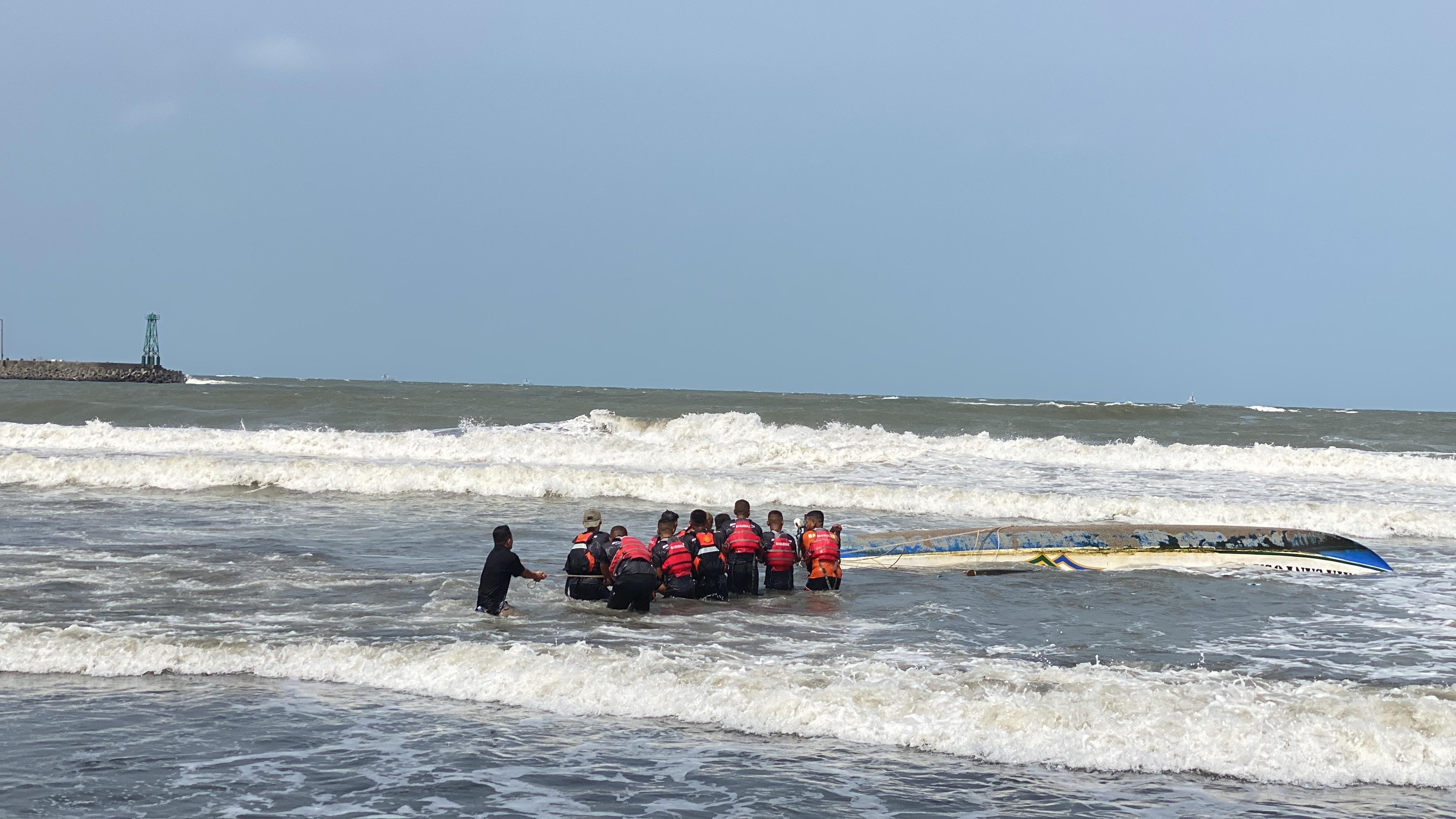 Perahu-terbalik-cilacap-evakuasi.jpg