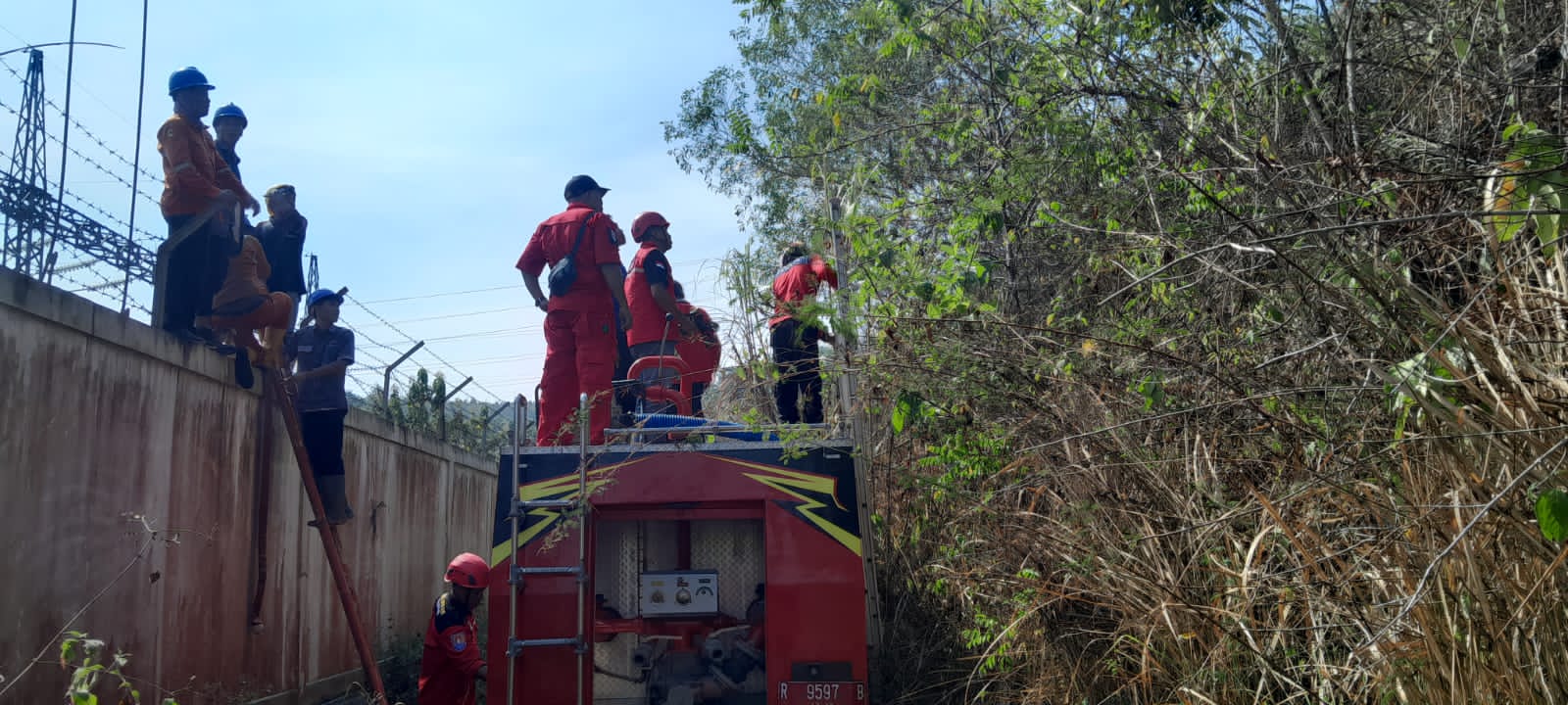 Petugas-memadamkan-api-di-PLN-Kesugihan.jpg