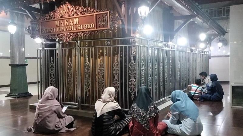 Peziarah-berdoa-di-makam-Syeh-Maulana-Jumadil-Kubro-di-Semarang-Rabu-112025.jpg