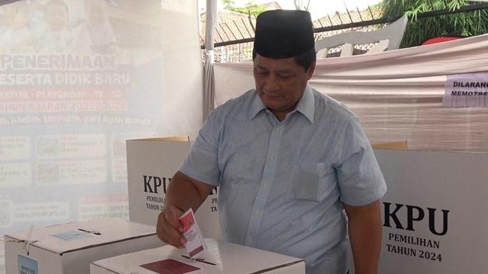 Pj-Bupati-Cilacap-M-Arief-Irwanto-gunakan-hak-pilih-di-pilkada-2024.jpg