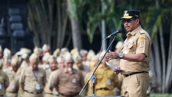 Pj-Gubernur-Jateng-Nana-Sudjana-pimpin-apel-Senin-13112023.jpg
