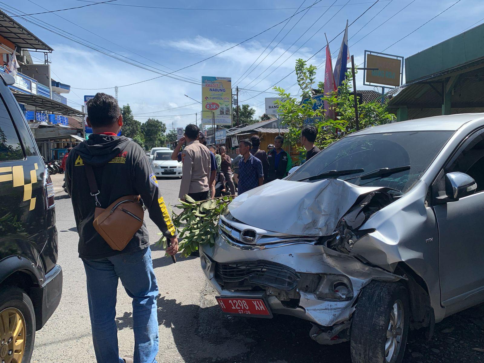 Xenia Plat Merah Tabrak Avanza Parkir di Kendal, Punya Pejabat?
