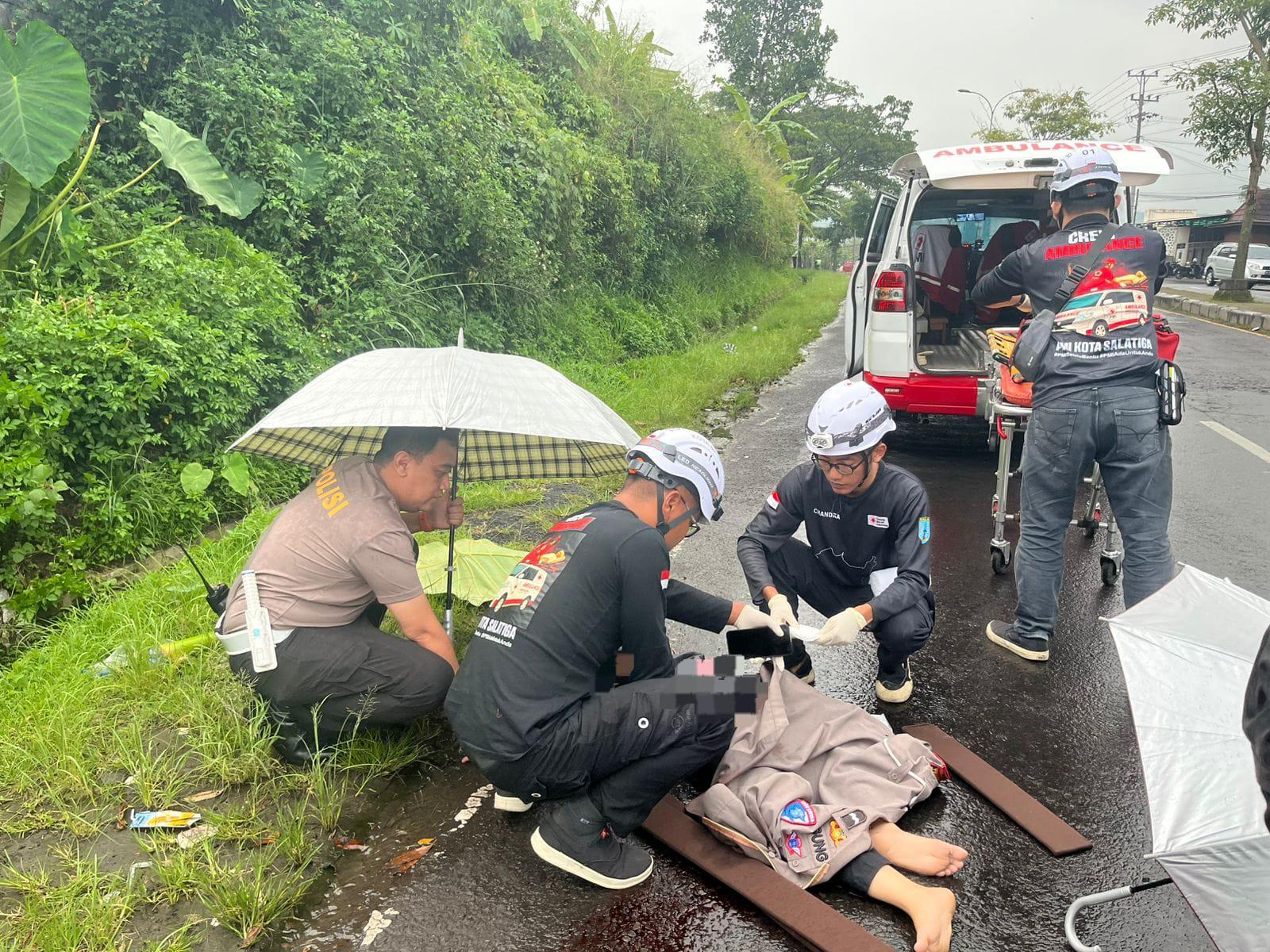 Aksi Polisi Lepas Baju Dinas untuk Tutupi Luka Korban Kecelakaan di JLS Salatiga