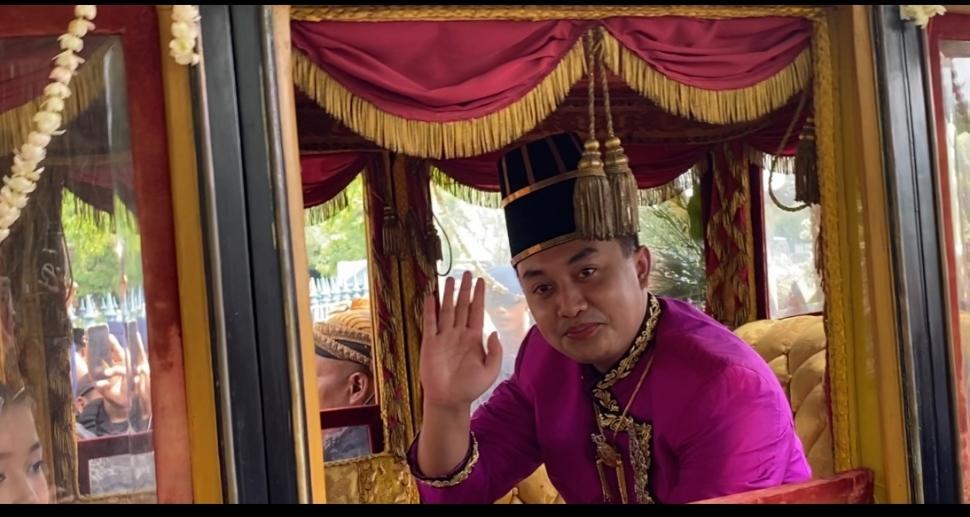 Semakin Rumit dan Membingungkan, Purboyo Senyum di Atas Kereta Kencana Saat Kirab Jumenengan