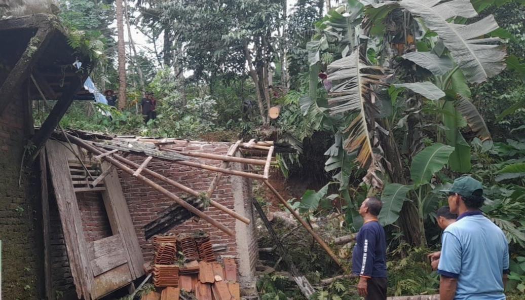 Rumah-timpa-pohon-kebumen.jpg