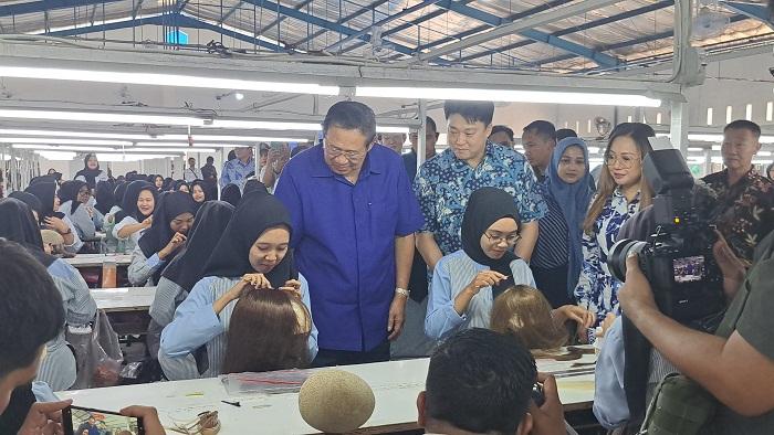 SBY-kunjungi-pabrik-pembuatan-rambut-palsu-PT-Indokores-Sahabat-Purbalingga-senin-1512024.jpg