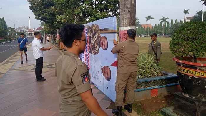Satpol-PP-Jepara-mencopot-baliho-yang-menempel-di-pohon-dan-berada-di-kawasan-steril-APK.jpg