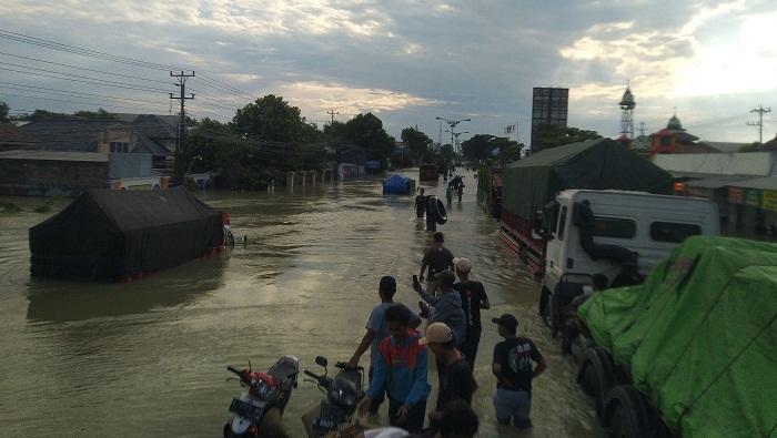 Sebuah-truk-terjebak-banjir-di-Jalan-Pantura-Kudus-Demak-Kamis-822024.jpg