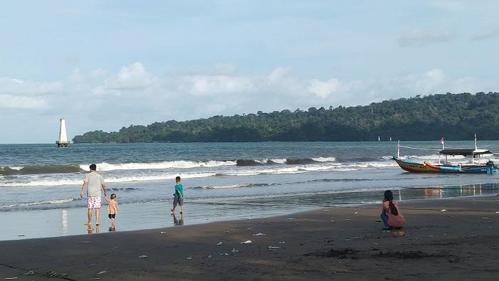 Sejumlah-wisatawan-menikmati-Pantai-Teluk-Penyu-Cilacap-Sabtu-2492022.jpg