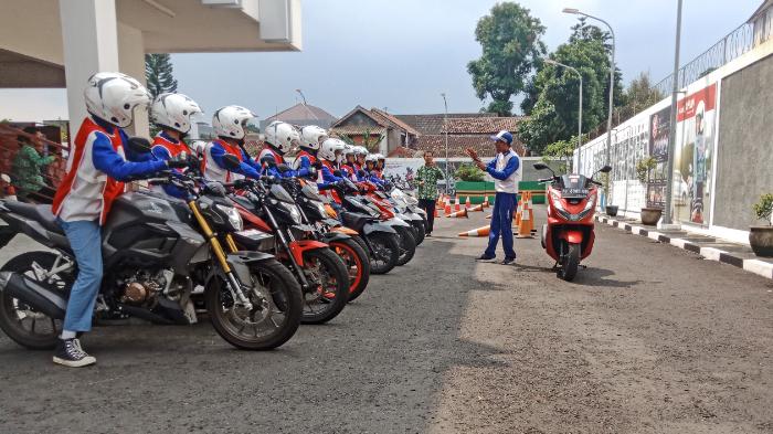 Instruktur Safety Riding Astra Motor Sebarkan Semangat #Cari_Aman di Jalan Raya