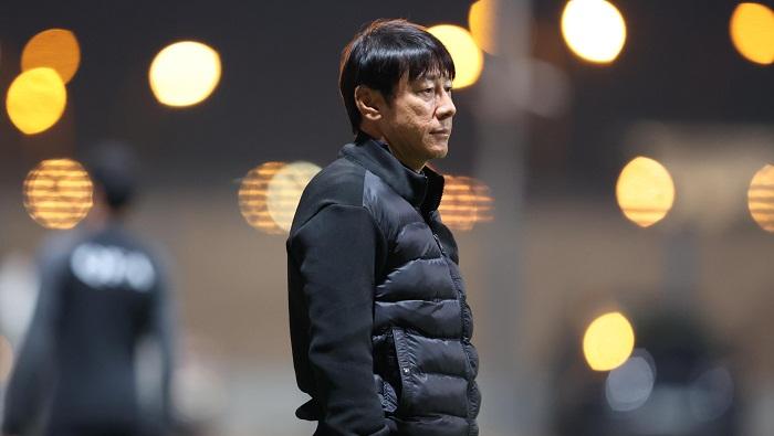 Shin-Tae-yong-saat-laga-uji-coba-Timnas-Indonesia-vs-Iran-di-Qatar-Selasa-912024.jpg