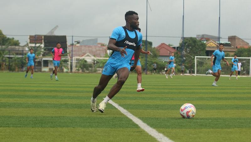 Sudi-Abdallah-dalam-latihan-bersama-psis-Rabu-812025.jpg