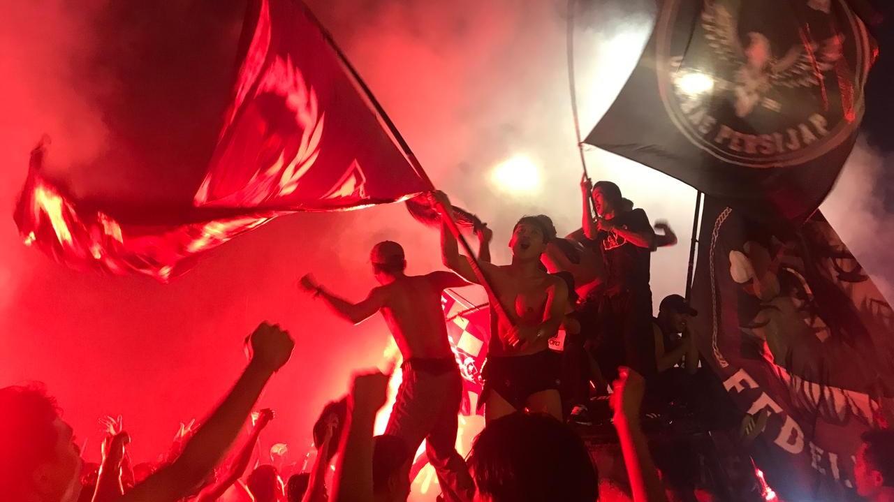 Suporter-persijap-jepara-rayakan-kemenangan-tim-yg-promosi-ke-liga-1.jpg