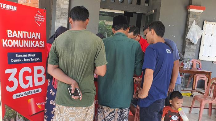 Telkomsel-membagikan-Paket-Data-dan-Pulsa-kepada-warga-terdampak-banjirfds2111.jpg