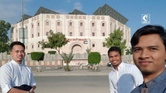 Tiga-relawan-MER-C-asal-Indonesia-foto-bersama-di-depan-Rumah-Sakit-Indonesia-di-Gaza.jpg