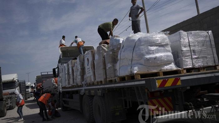 Truk-bantuan-kemanusiaan-untuk-warga-Gaza-masuk-dari-Mesir-di-Rafah-Sabtu-21102023.jpg