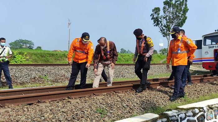 VP-Daop-5-purwokerto-dan-wakil-bupati-banyumas-cek-rel-kereta-selasa-1942022.jpg