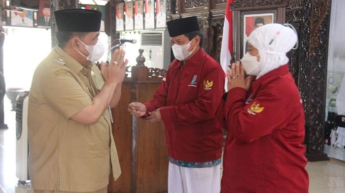 Wakil-Bupati-Purbalingga-Sudono-melepas-jemaah-calon-haji-di-Pendopo-Dipokusumo-Senin-2762022.jpg