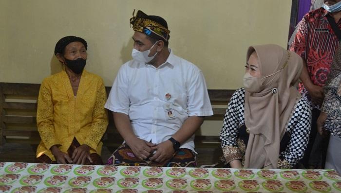 Wakil-Gubernur-Jawa-Tengah-Taj-Yasin-Maimoen-serahkan-bantuan-bagi-warga-miskin-purbalingga.jpg