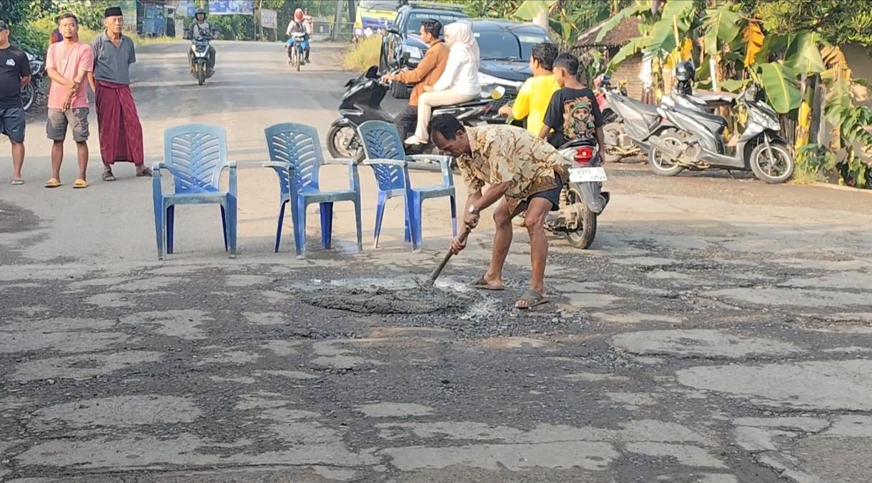 Gudang Pasir Bikin Jalan Rusak, Warga Weleri Kendal Desak Pemerintah Tutup Permanen
