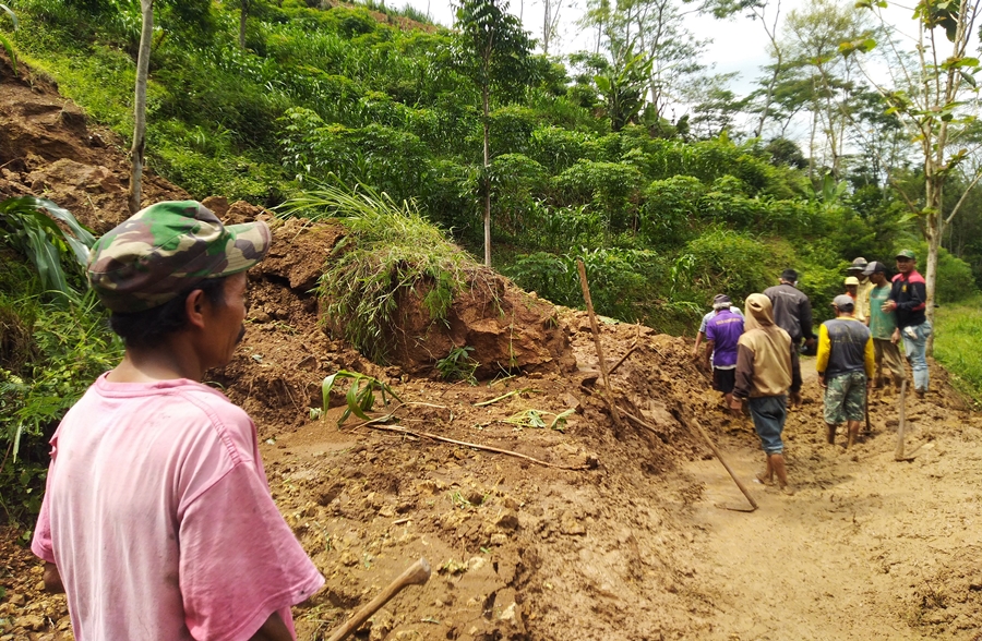 akses-jalan-tertutup-longsor-temanggung.jpg