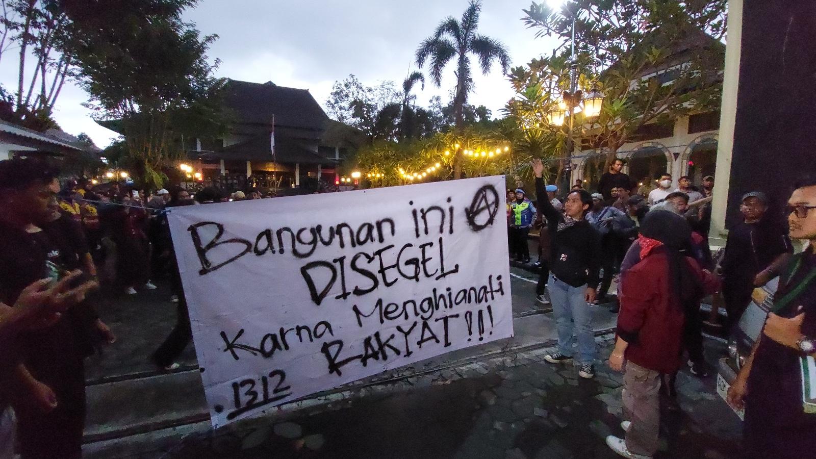 aksi-demo-mahasiswa-di-dprd-kota-solo-februari-2025.jpg