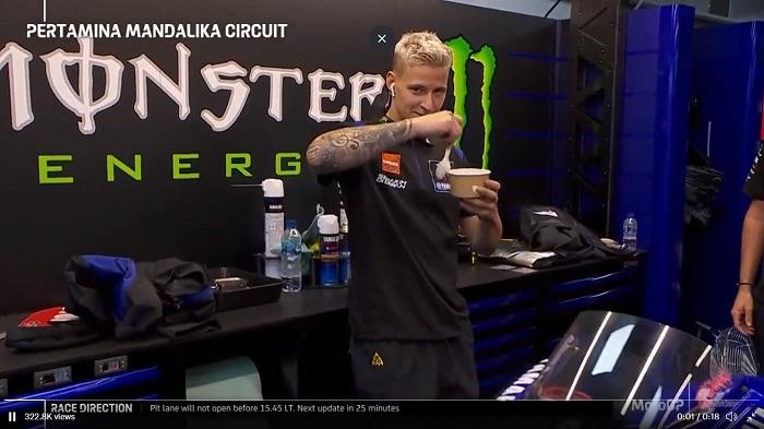 Bikin Ngakak! Fabio Quartararo Tirukan Aksi Pawang Hujan saat Tunggu Balapan di Sirkuit Mandalika