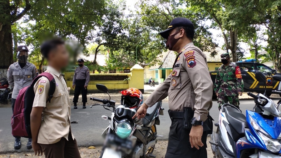 Tingkah Pelajar SMK di Kebumen, Bukannya Mulut dan Hidung, Masker Justru untuk Tutupi Lampu Motor
