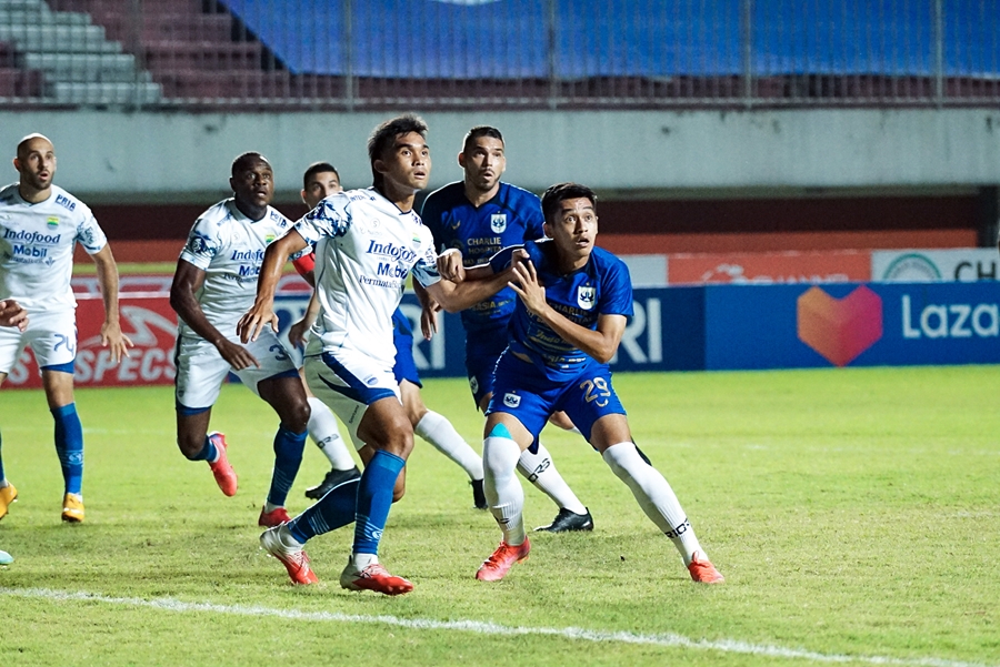 aksi-septian-david-lawan-persib-bandung.jpg