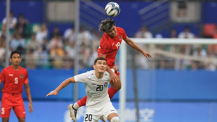 alfeandra-dewangga-berebut-bola-dengan-pemain-uzbekistan-di-asian-games-2022.jpg